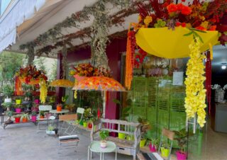 A little space to slow down, take a breath, and enjoy autumn while we prepare your bouquet. 🍂
Want to bring a seasonal touch to your storefront? Contact us to book your window display consultation.