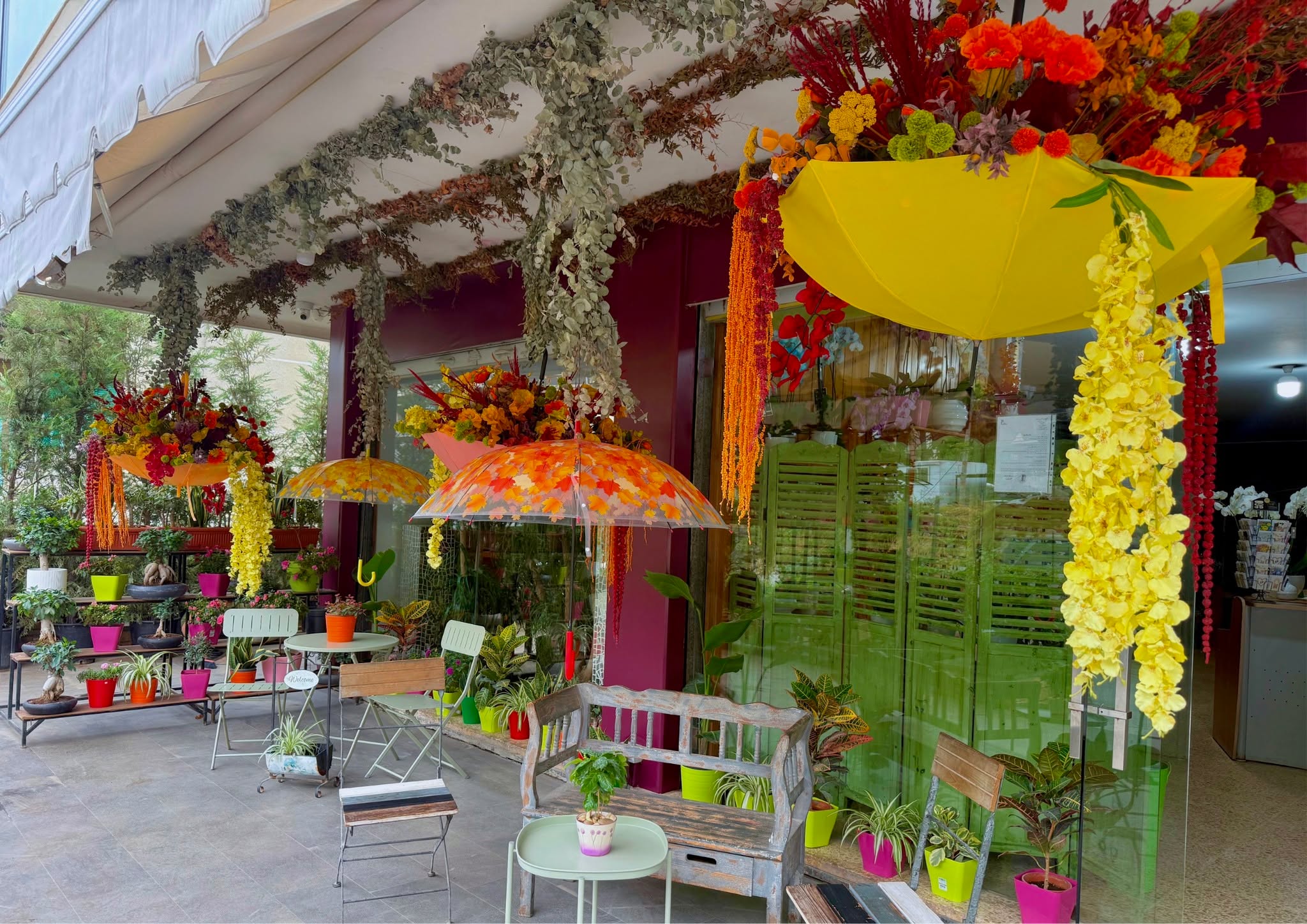 A little space to slow down, take a breath, and enjoy autumn while we prepare your bouquet. 🍂
Want to bring a seasonal touch to your storefront? Contact us to book your window display consultation.