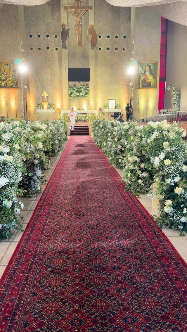 Straight out of a dream 💭
Book your First Communion decoration before the season fills up.