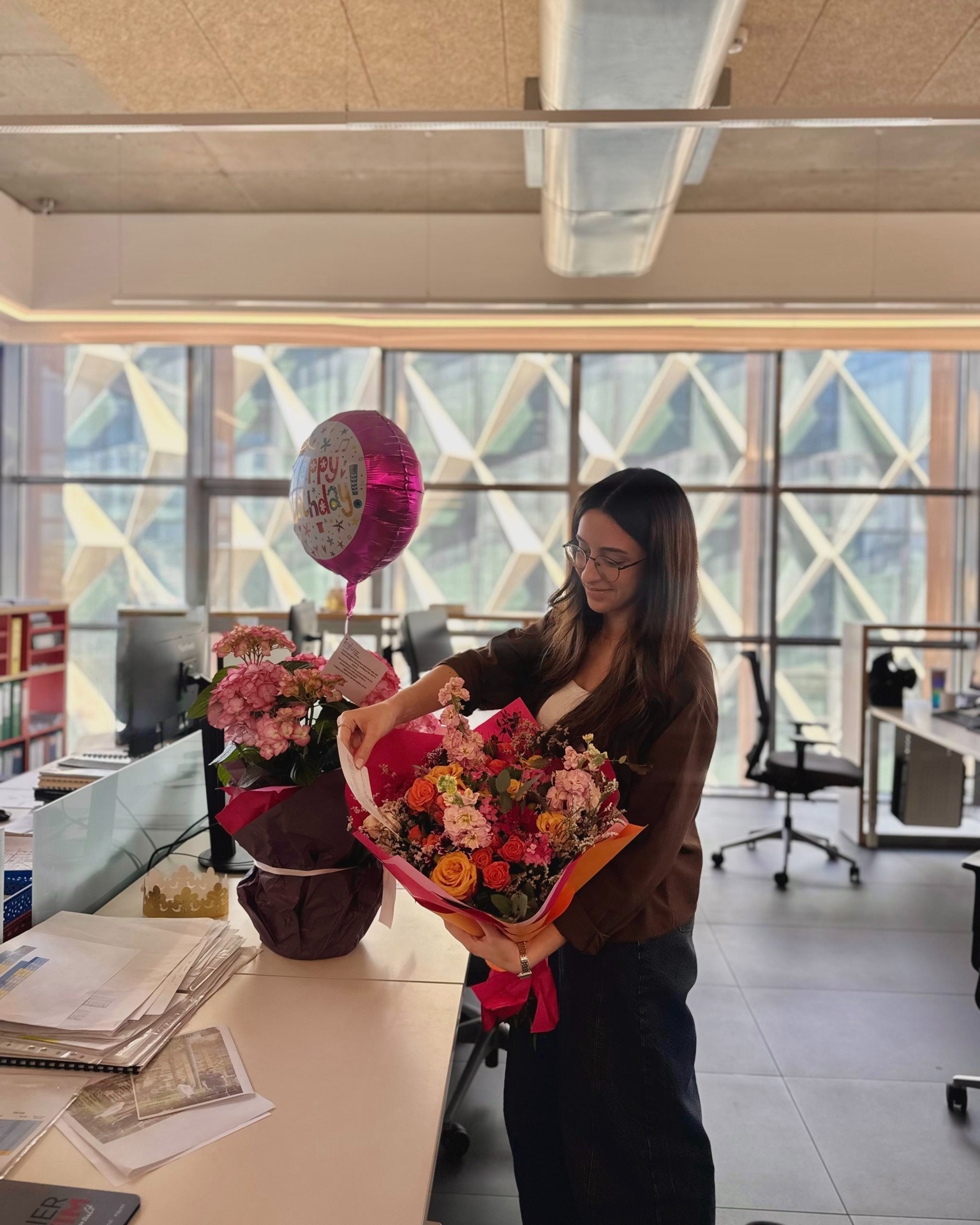 A birthday surprise… right at your desk 🤍🌸
Because let’s be honest… office birthdays need flowers 😅

We love when you share these moments with us 🤍